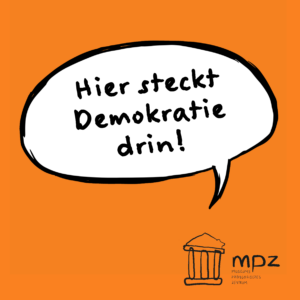 das Logo des mpz mit einer großen Sprechblase: "Hier steckt Demokratie drin!"